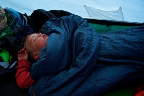 Gustav sover i tält